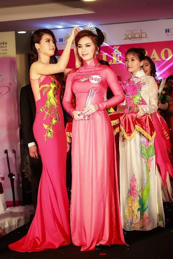 Trần Thị Quỳnh đeo vương miện cho thí sinh đạt giải cao nhất cuộc thi Trần Thị Quỳnh đeo vương miện cho thí sinh đạt giải cao nhất cuộc thi