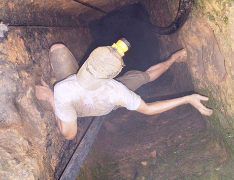 một vụ sập hầm vàng làm 4 người thương vong tại Quảng Nam. Tính ra, đã có 10 vàng tặc chết và bị thương vào 25/9