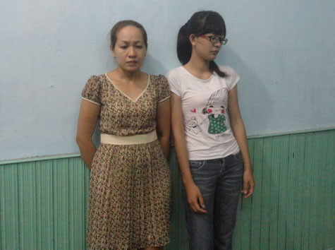 Đông Phương và Thiên Lý (từ trái qua) tại cơ quan công an Đông Phương và Thiên Lý (từ trái qua) tại cơ quan công an