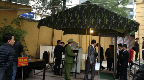 Lực lượng chức năng kiểm tra an ninh trước khi phóng viên vào tòa. Ảnh Tuổi Trẻ