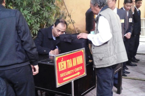 Các nhá báo tác nghiệp phải bỏ lại máy chụp hình, quay phim, máy ghi âm, điện thoại di động... bên ngoài và phải qua khâu kiểm tra an ninh - Ảnh: Hà An/Thanh Niên