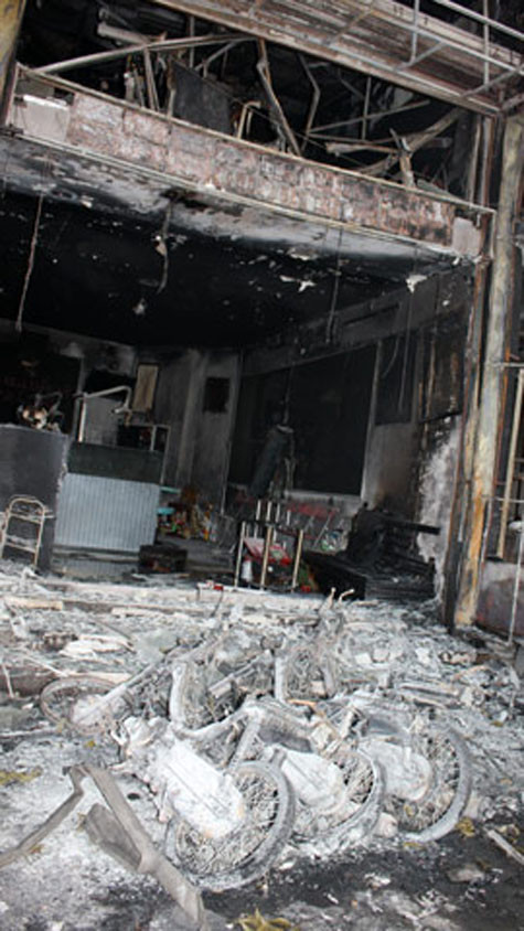 ...Chỉ còn lại đống tro tàn ...Chỉ còn lại đống tro tàn