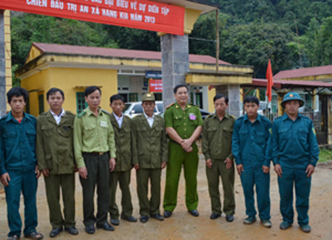 Công an huyện Mai Châu thường xuyên phối hợp với lực lượng công an, dân quân xã Hang Kia tuyên truyền, vận động người dân tích cực tham gia xây dựng địa bàn xã không có ma túy. Công an huyện Mai Châu thường xuyên phối hợp với lực lượng công an, dân quân xã Hang Kia tuyên truyền, vận động người dân tích cực tham gia xây dựng địa bàn xã không có ma túy.