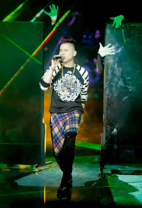 Hoàng Tôn trẻ trung trong ca khúc Illusion Hoàng Tôn trẻ trung trong ca khúc Illusion