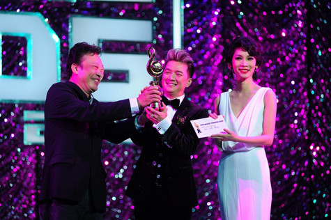 Đàm Vĩnh Hưng nhận giải Nam ca sĩ được yêu thích nhất 2012. Đàm Vĩnh Hưng nhận giải Nam ca sĩ được yêu thích nhất 2012.