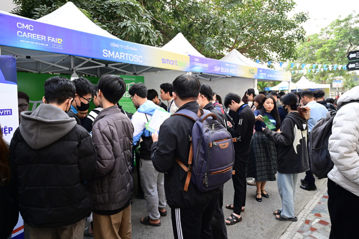 Sinh viên tham gia sự kiện CMC Career Fair kết nối cơ hội việc làm với doanh nghiệp.JPG