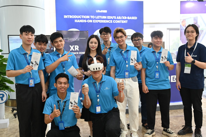 Sinh viên tham gia tổ chức sự kiện Ngày hội Đổi mới sáng tạo Việt Nam do NIC tổ chức.JPG