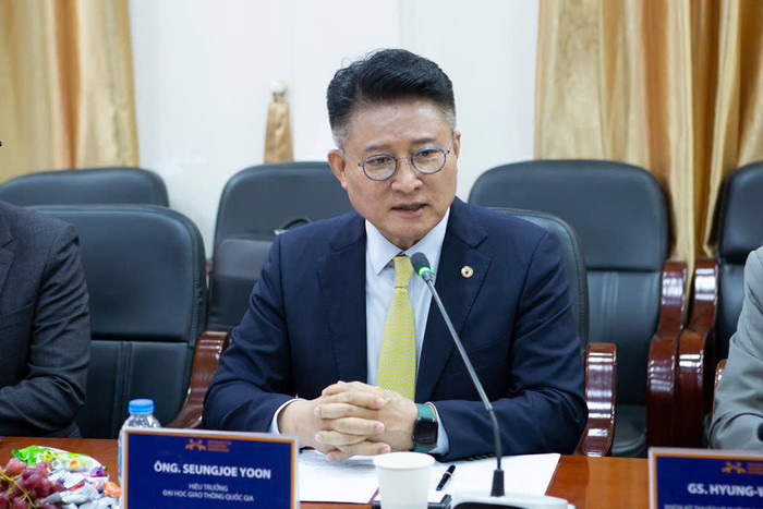Giáo sư, Tiến sĩ Yoon Seungjoe - Hiệu trưởng Trường Đại học Giao thông Quốc gia Hàn Quốc chia sẻ tại buổi lễ UTT3.jpg