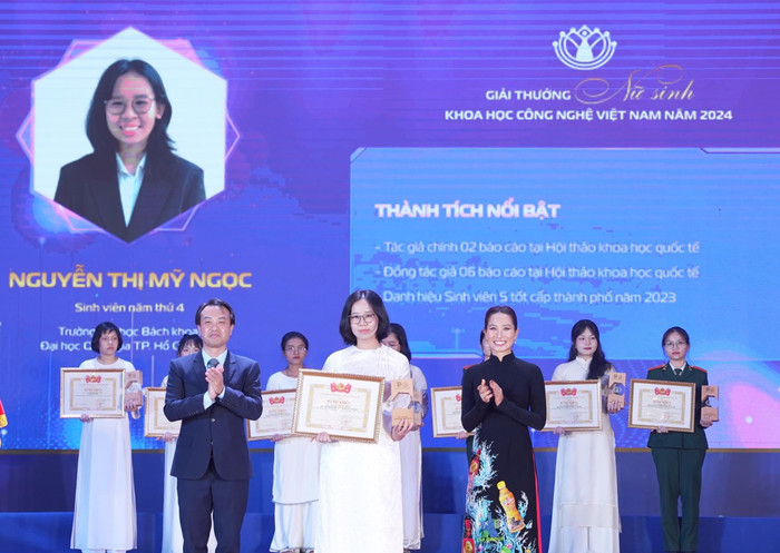 Nguyễn Thị Mỹ Ngọc là một trong 20 nữ sinh tiêu biểu nhận Giải thưởng Nữ sinh Khoa học Công nghệ Việt Nam năm 2024. Ảnh: NVCC Mỹ Ngọc được tuyên dương Nữ sinh Khoa học Công nghệ Việt Nam 2024.JPG