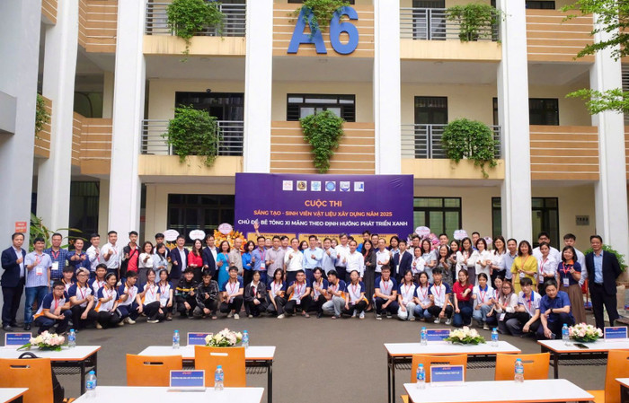 Các thí sinh cùng Ban tổ chức chụp ảnh lưu niệm.