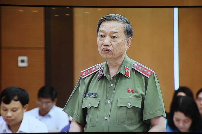 Bộ trưởng Bộ Công an Tô Lâm trả lời chất vấn. (Ảnh chụp màn hình: Đỗ Thơm)