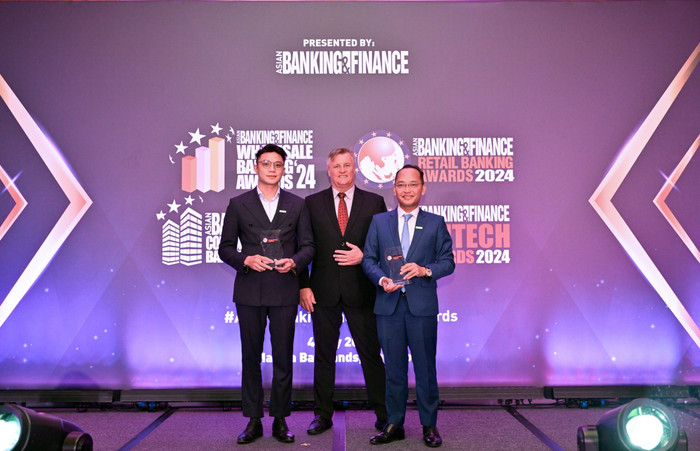 Đại diện Nam A Bank nhận 2 giải thưởng do tạp chí Asian Banking & Finance trao tặng tại Singapore. PR1 - Hình 1.jpg