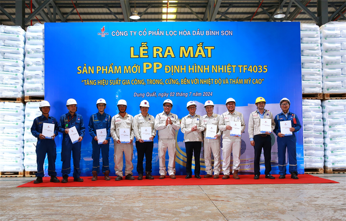 Ban lãnh đạo Công ty thưởng nóng cho các tập thể, cá nhân có hành tích xuất sắc trong quá trình nghiên cứu, sản xuất thành công sản phẩm PP định hình nhiệt TF4035. BSR.jpg