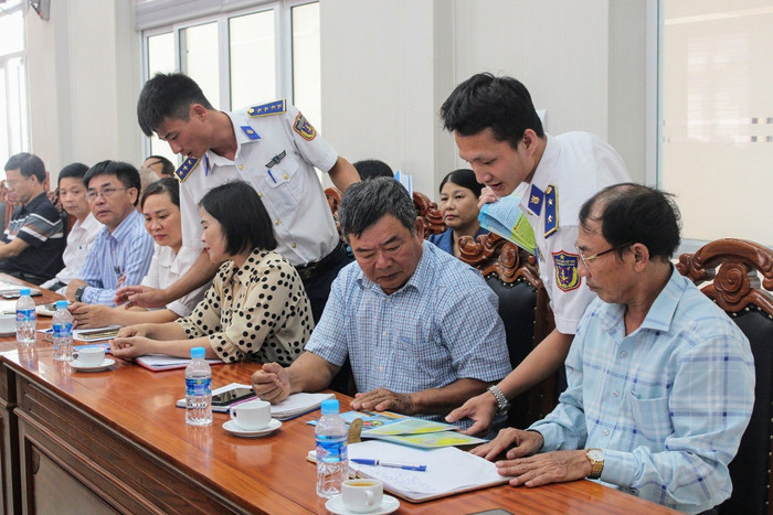 Các tài liệu tuyên truyền được các cán bộ Hải đội 102 phát đến tay các đại biểu. IMG_20240705_214317.jpg