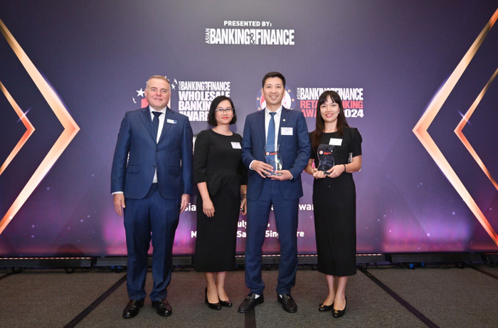 Đại diện PVcomBank nhận 2 giải thưởng quốc tế từ tạp chí uy tín hàng đầu châu Á - ABF. image.png