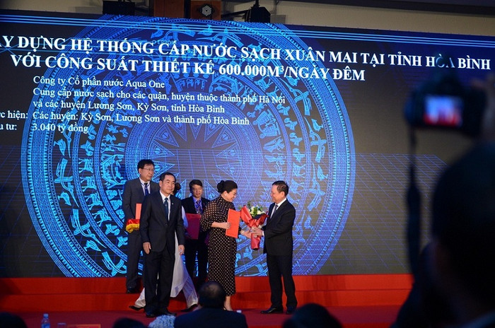 Lãnh đạo tỉnh Hòa Bình trao quyết định đầu tư cho bà Đỗ Thị Kim Liên - Chủ tịch Hội đồng Quản trị Công ty cổ phần nước Aquaone. ảnh: Quốc Tuấn. Lãnh đạo tỉnh Hòa Bình trao quyết định đầu tư cho bà Đỗ Thị Kim Liên - Chủ tịch Hội đồng Quản trị Công ty cổ phần nước Aquaone. ảnh: Quốc Tuấn.
