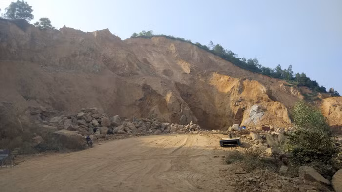 Lấy cớ chống sạt, huyện An Lão đã biến núi Phướn thành công trường khai thác đất đá trái phép Lấy cớ chống sạt, huyện An Lão đã biến núi Phướn thành công trường khai thác đất đá trái phép