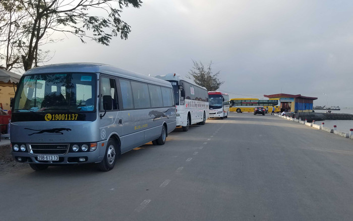 Tuyến du lịch bị cắt đứt , xe du lịch xếp hàng chờ đón khách "tăng bo" qua phà Tuyến du lịch bị cắt đứt , xe du lịch xếp hàng chờ đón khách "tăng bo" qua phà