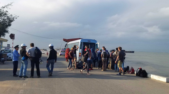 Du khách đến Cát Bà phải tự mang hành lý qua phà vì xe từ 12 chỗ bị cấm qua phà Gót Du khách đến Cát Bà phải tự mang hành lý qua phà vì xe từ 12 chỗ bị cấm qua phà Gót