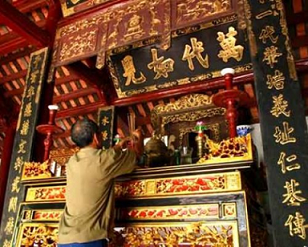 Những ngày cận Tết lau chùi lư hương cho bàn thờ tổ tiên. Ảnh: Archi. Những ngày cận Tết lau chùi lư hương cho bàn thờ tổ tiên. Ảnh: Archi.