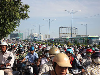 Đoạn tuyến đường sắt quốc gia xuyên qua nội đô TP.HCM, nếu có, sẽ giao cắt với hệ thống đường phố hiện hữu vốn đang quá tả. Ảnh: Giang Phương. Đoạn tuyến đường sắt quốc gia xuyên qua nội đô TP.HCM, nếu có, sẽ giao cắt với hệ thống đường phố hiện hữu vốn đang quá tả. Ảnh: Giang Phương.