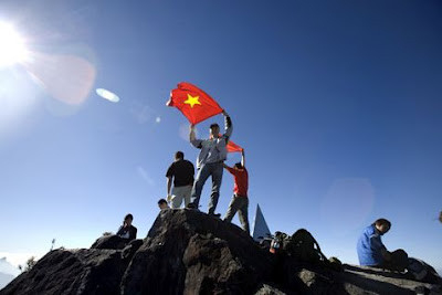 Đứng trên đỉnh Phan Xi Păng (Fansipan) nhìn lại thân phận con người. Ảnh: Internet. Đứng trên đỉnh Phan Xi Păng (Fansipan) nhìn lại thân phận con người. Ảnh: Internet.