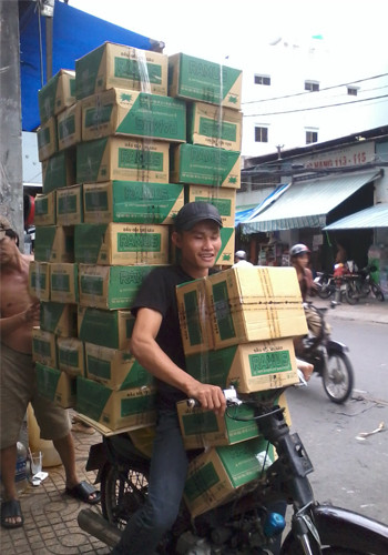 Chở hàng cồng kềnh, chụp trên đường Chu Văn An, phường Bình Tây, quận 6. Ảnh: Bé Út. Chở hàng cồng kềnh, chụp trên đường Chu Văn An, phường Bình Tây, quận 6. Ảnh: Bé Út.