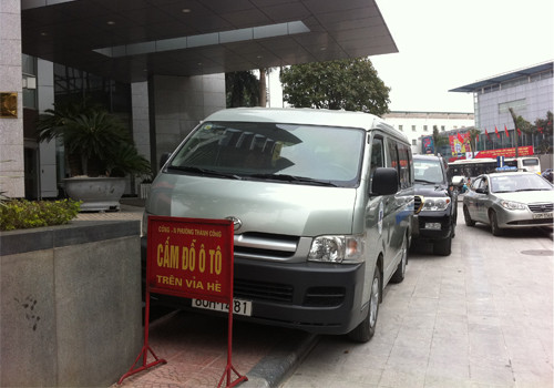 Đỗ xe ngay tại chỗ có biển cấm. Ảnh: Lê Minh Tuấn. Đỗ xe ngay tại chỗ có biển cấm. Ảnh: Lê Minh Tuấn.