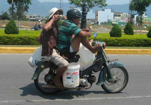 Dùng chân lái xe một cách cực kỳ nguy hiểm, trong khi hai tay thì ăn mía, chụp tại Đà Nẵng. Ảnh: Phạm Lương Bằng. Dùng chân lái xe một cách cực kỳ nguy hiểm, trong khi hai tay thì ăn mía, chụp tại Đà Nẵng. Ảnh: Phạm Lương Bằng.