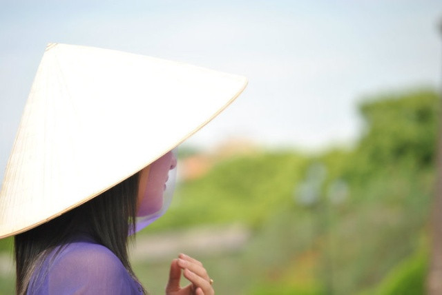 Mái tóc thề ngang tà áo tím qua cầu Tràng Tiền. Ảnh: Internet. Mái tóc thề ngang tà áo tím qua cầu Tràng Tiền. Ảnh: Internet.