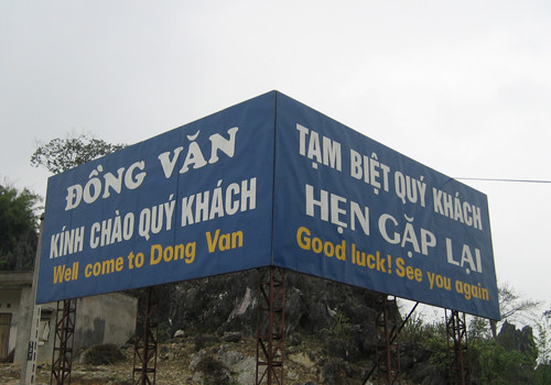 Các pano đặt vuông góc khiến du khách cảm giác như vừa được chào đón xong đã bị tiễn khách.