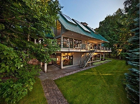 1. Bể bơi trong nhà tại Wisconsin. Giá nhà: 3,5 triệu USD Nằm bên bờ hồ tại thị trấn Three Lakes, bang Wisconsin, ngôi nhà có diện tích hơn 2.700 m2. Bể bơi kích cỡ 7,3 x 24,3m trải dài trong khuôn viên nhà, xung quanh có bếp, lò sưởi riêng, và mái vòm làm bằng gỗ bách hương. 1. Bể bơi trong nhà tại Wisconsin. Giá nhà: 3,5 triệu USD Nằm bên bờ hồ tại thị trấn Three Lakes, bang Wisconsin, ngôi nhà có diện tích hơn 2.700 m2. Bể bơi kích cỡ 7,3 x 24,3m trải dài trong khuôn viên nhà, xung quanh có bếp, lò sưởi riêng, và mái vòm làm bằng gỗ bách hương.