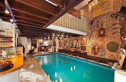 9. Bể bơi trong nhà độc đáo tại New York. Giá nhà: 9,995 triệu USD Bể bơi trong nhà này có lối kiến trúc hết sức độc đáo và sáng tạo. Tường của khu bể bơi được trang trí nhiều vật hình thù lạ mắt. Giữa bể bơi còn có một dây đu đem lại cảm giác mới lạ cho người bơi. 9. Bể bơi trong nhà độc đáo tại New York. Giá nhà: 9,995 triệu USD Bể bơi trong nhà này có lối kiến trúc hết sức độc đáo và sáng tạo. Tường của khu bể bơi được trang trí nhiều vật hình thù lạ mắt. Giữa bể bơi còn có một dây đu đem lại cảm giác mới lạ cho người bơi.