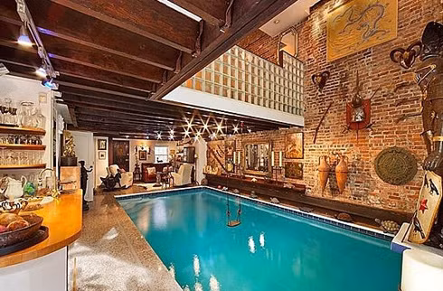 9. Bể bơi trong nhà độc đáo tại New York. Giá nhà: 9,995 triệu USD Bể bơi trong nhà này có lối kiến trúc hết sức độc đáo và sáng tạo. Tường của khu bể bơi được trang trí nhiều vật hình thù lạ mắt. Giữa bể bơi còn có một dây đu đem lại cảm giác mới lạ cho người bơi.