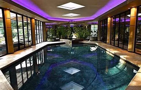 3. Bể bơi của nhà Idyllic tại Illinois. Giá nhà: 7,9 triệu USD Bể bơi trong nhà với kiến trúc ấm cúng và sang trọng này giúp xóa tan lạnh giá của mùa đông tại bang Illinois. Idyllic nằm bên trong ngôi nhà nằm cách thành phố Chicago hơn 60 km về phía tây. Ngôi nhà có 6 phòng ngủ, 7 phòng tắm hiện đại, trên tổng diện tích hơn 10 hecta, bao gồm khu vườn theo lối Nhật Bản rộng 2 hecta.