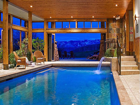 7. Bể bơi trong nhà Ultimate tại Utah. Giá nhà: 6,595 triệu USD Ngôi nhà nằm trong khu trượt tuyết tại Park City, Utah, có diện tích gần 5.000 m2 với nội thất đặc biệt sang trọng. Góp phần cho vẻ xa hoa của ngôi nhà là bể bơi lớn với thiết kế vòi nước chảy từ chân cầu thang. Chủ nhân có thể vừa đắm mình trong làn nước ấm của bể bơi vừa ngắm nhìn cảnh núi tuyết lạnh giá bên ngoài. 7. Bể bơi trong nhà Ultimate tại Utah. Giá nhà: 6,595 triệu USD Ngôi nhà nằm trong khu trượt tuyết tại Park City, Utah, có diện tích gần 5.000 m2 với nội thất đặc biệt sang trọng. Góp phần cho vẻ xa hoa của ngôi nhà là bể bơi lớn với thiết kế vòi nước chảy từ chân cầu thang. Chủ nhân có thể vừa đắm mình trong làn nước ấm của bể bơi vừa ngắm nhìn cảnh núi tuyết lạnh giá bên ngoài.