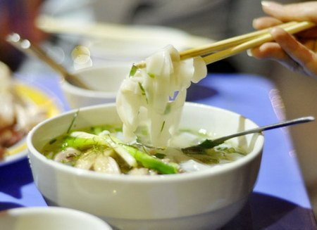 Nụ cười của người con gái Hà Nội qua hơi nóng bát phở một buổi sáng Hồ Tây. Ảnh minh họa: Internet. Nụ cười của người con gái Hà Nội qua hơi nóng bát phở một buổi sáng Hồ Tây. Ảnh minh họa: Internet.