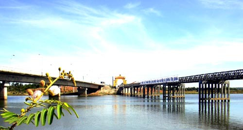 Nhìn quá khứ trôi nhanh trên con đò qua dòng sông Bến Hải. Ảnh minh họa: Tổng cục du lịch Việt Nam. Nhìn quá khứ trôi nhanh trên con đò qua dòng sông Bến Hải. Ảnh minh họa: Tổng cục du lịch Việt Nam.