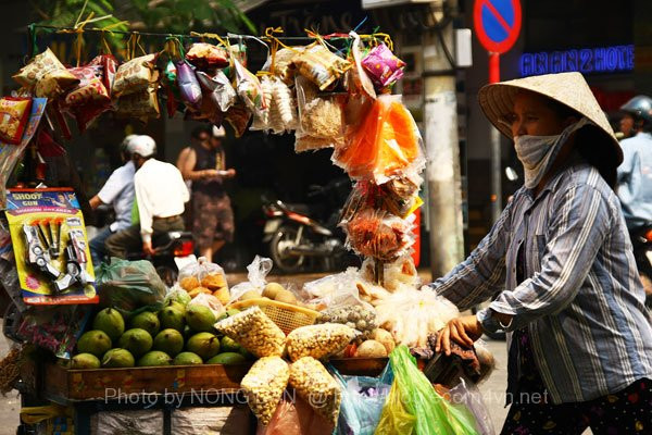 Tiếng ồn ào hàng quán buổi sáng thức dậy ở Sài Gòn. Ảnh minh họa: blog.ecom4vn.net. Tiếng ồn ào hàng quán buổi sáng thức dậy ở Sài Gòn. Ảnh minh họa: blog.ecom4vn.net.