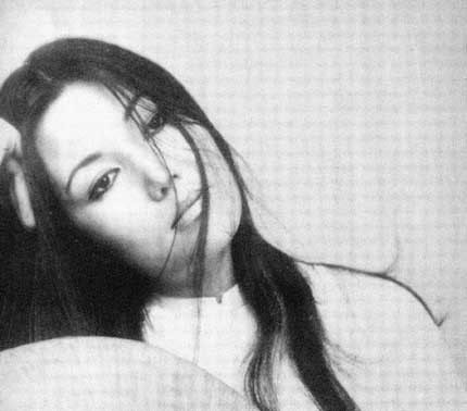 Tà áo dài mầu trắng của Như Loan trong phim Hè Muộn. Ảnh: Internet. Tà áo dài mầu trắng của Như Loan trong phim Hè Muộn. Ảnh: Internet.