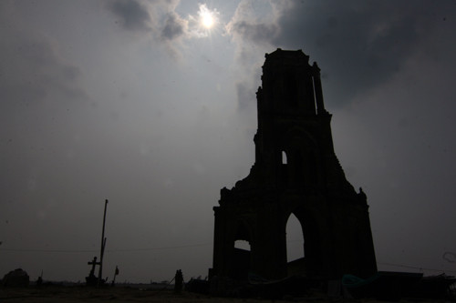 Ngồi trên đống gạch của ngôi nhà thờ đổ nát ở Thanh Hóa (hay Hà Tĩnh?). Ảnh minh họa: Ngôi nhà thờ đổ nát ở Nam Định. Nguồn: Lê Hiếu/ Ngôi sao. Ngồi trên đống gạch của ngôi nhà thờ đổ nát ở Thanh Hóa (hay Hà Tĩnh?). Ảnh minh họa: Ngôi nhà thờ đổ nát ở Nam Định. Nguồn: Lê Hiếu/ Ngôi sao.