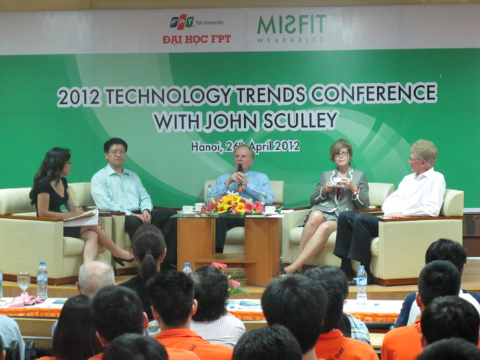 Diễn giả trò chuyện cùng 100 SV CNTT xuất sắc nhất đến từ nhiều Trường ĐH khác nhau.