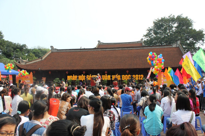 Sân khấu trình diễn thơ và văn xuôi xôm tụ với sự góp mặt của các cây bút văn xuôi trẻ đã thành danh Sân khấu trình diễn thơ và văn xuôi xôm tụ với sự góp mặt của các cây bút văn xuôi trẻ đã thành danh