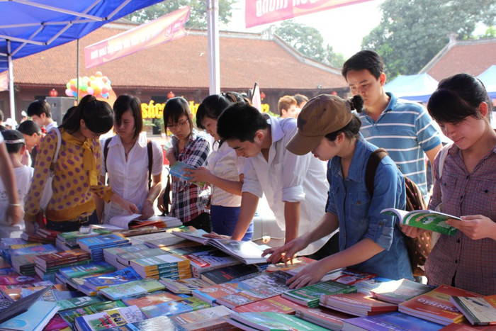 Nhiều quầy sách thu hút độc giả trẻ Nhiều quầy sách thu hút độc giả trẻ