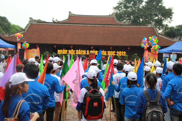 Hàng nghìn người dân Thủ đô đổ về đây háo hức xem trình diễn thơ và văn xuôi; cuộc thi vẽ tranh theo sách của các em nhỏ Hàng nghìn người dân Thủ đô đổ về đây háo hức xem trình diễn thơ và văn xuôi; cuộc thi vẽ tranh theo sách của các em nhỏ