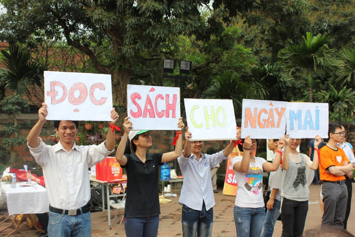 Sinh viên đến từ các trường đại học “đội nắng” nêu cao khẩu hiệu: “Đọc sách cho ngày mai” Sinh viên đến từ các trường đại học “đội nắng” nêu cao khẩu hiệu: “Đọc sách cho ngày mai”