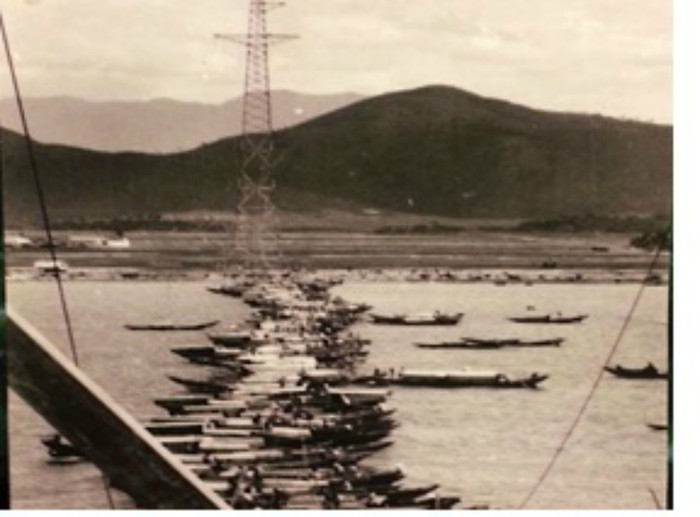 Ghép hơn hai trăm chiếc thuyền đánh cá để kéo dây vượt sông Gianh đưa điện từ miền Bắc vào miền Trung. Ảnh tư liệu Ghép hơn hai trăm chiếc thuyền đánh cá để kéo dây vượt sông Gianh đưa điện từ miền Bắc vào miền Trung. Ảnh tư liệu