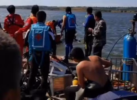 Trung Quốc tìm thấy thi thể phi công Mỹ trên Thái Hồ. Trung Quốc tìm thấy thi thể phi công Mỹ trên Thái Hồ.