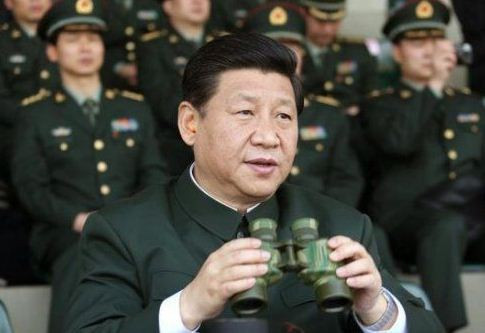 Ông Tập Cận Bình quan sát một cuộc diễn tập quân sự. Ông Tập Cận Bình quan sát một cuộc diễn tập quân sự.