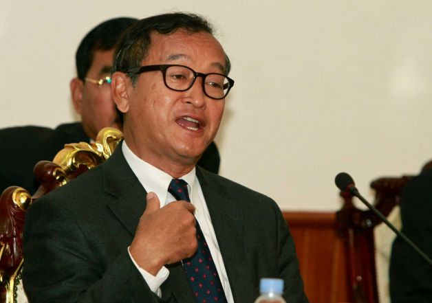 Sam Rainsy, lãnh đạo phe đối lập Campuchia CNRP trong cuộc hội đàm với Thủ tướng Hun Sen. Sam Rainsy, lãnh đạo phe đối lập Campuchia CNRP trong cuộc hội đàm với Thủ tướng Hun Sen.